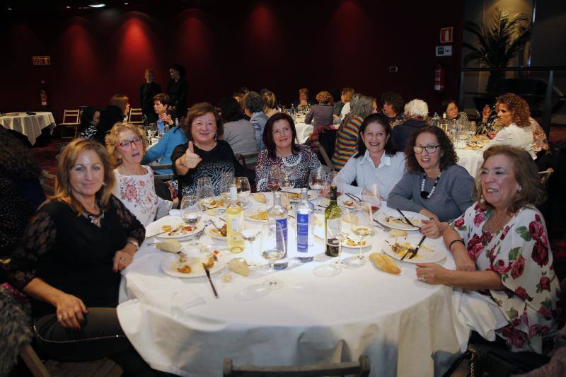 La cena de la tertulia feminista de la villa gijonesa reúne a multitud de mujeres para celebrar esta jornada previa al Antroxu