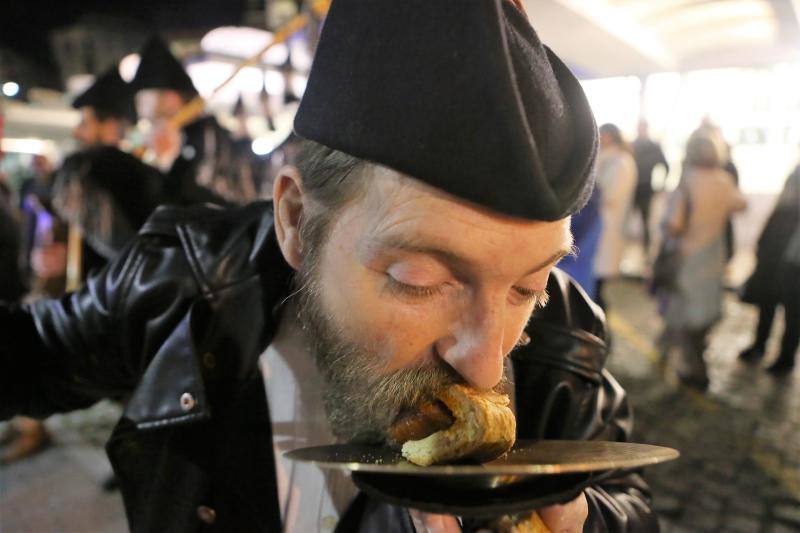 Intensa jornada en Pola de Siero, que amaneció con olor a bollu y disfraces para los más pequeños