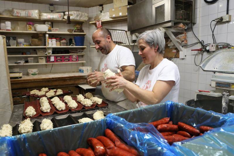 Intensa jornada en Pola de Siero, que amaneció con olor a bollu y disfraces para los más pequeños