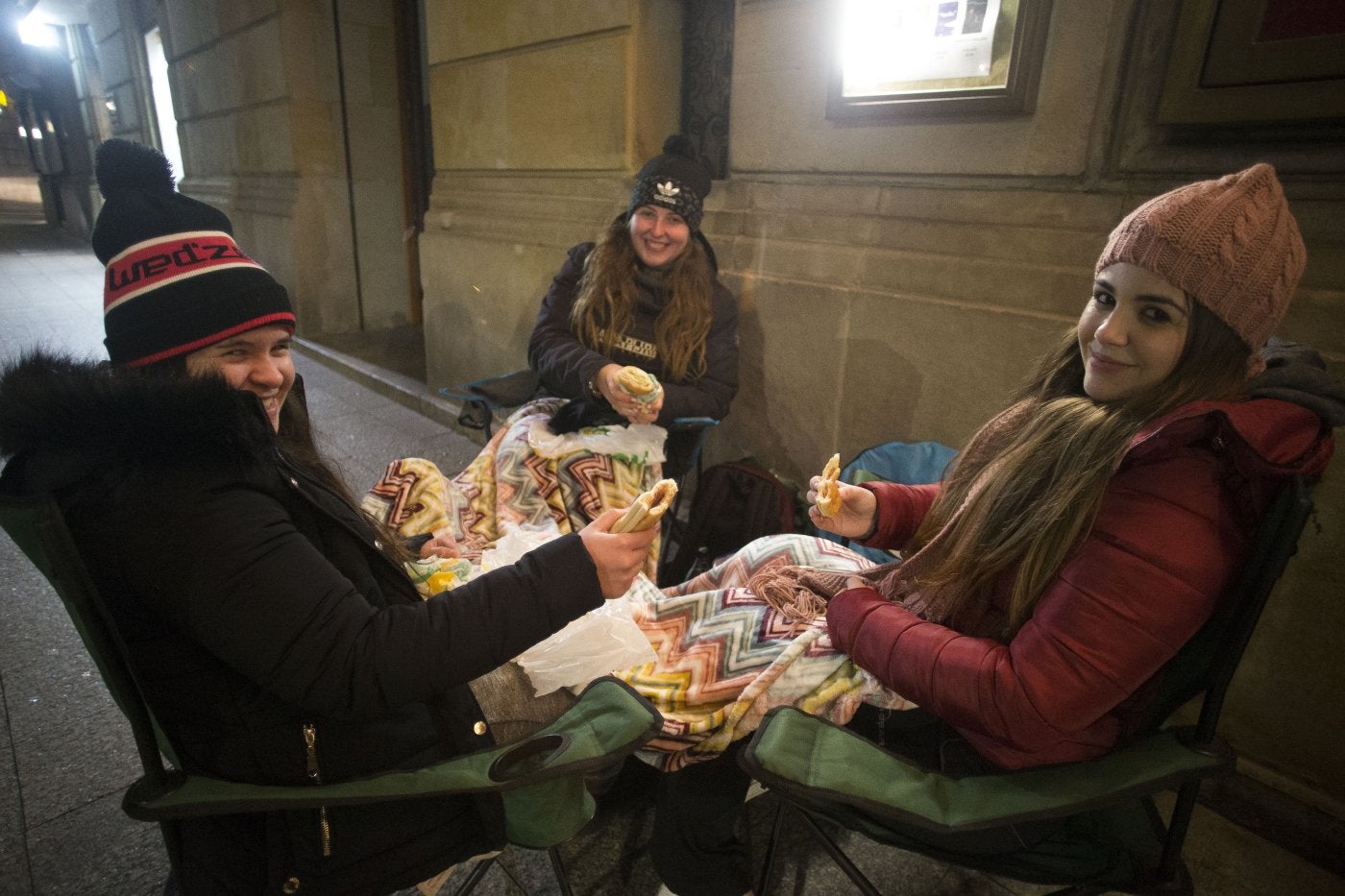 Yolanda Camino, Marta Acedo y Rebeca Lago aguardan, anoche, frente al Teatro Jovellanos. 