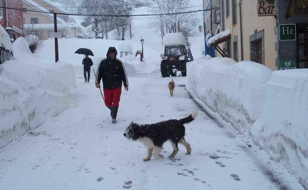 Imagen. Los vecinos de la localidad cabraliega están más que acostumbrados a convivir con la nieve.