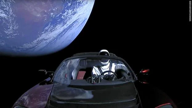 El coche de Tesla vaga por el espacio. 