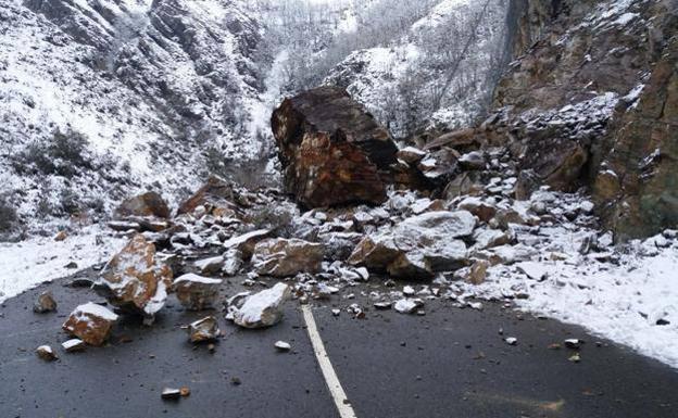 Desprendimiento de rocas en la carretera AS-29, que da acceso a Ibias.