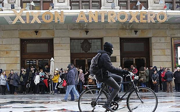 Imagen principal - Antroxu de Gijón | Quince horas de cola bajo el frío polar