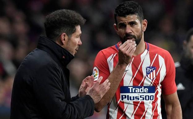 Diego Costa habla con Simeone. 