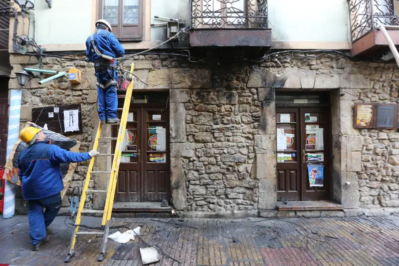 El fuego originado en el "disfraz" de El Cafetón afectó tanto al tradicional disfraz de Carnaval que envolvía al establecimiento, como al tendido eléctrico de toda la calle, así como a un balcón del primer piso del inmueble.