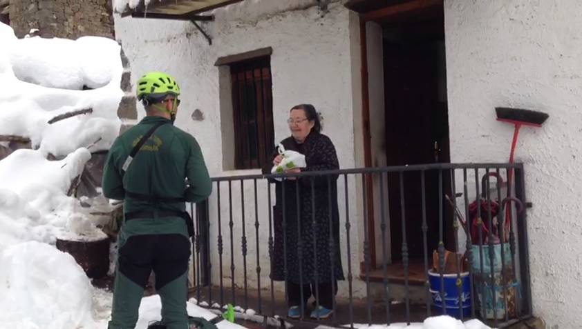 El Greim entrega su medicación a una vecina de Ponga.