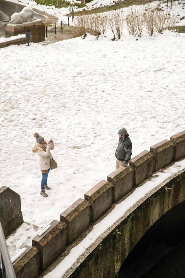 Las nevadas de los últimos días han llegado también hasta Covadonga que se ha cubierto de un manto blanco. Muchos turistas se han acercado hasta el Real Sitio para ver y fotografiar la estampa