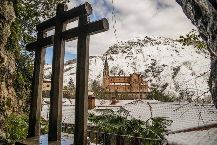 Las nevadas de los últimos días han llegado también hasta Covadonga que se ha cubierto de un manto blanco. Muchos turistas se han acercado hasta el Real Sitio para ver y fotografiar la estampa