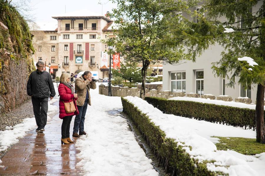 Las nevadas de los últimos días han llegado también hasta Covadonga que se ha cubierto de un manto blanco. Muchos turistas se han acercado hasta el Real Sitio para ver y fotografiar la estampa