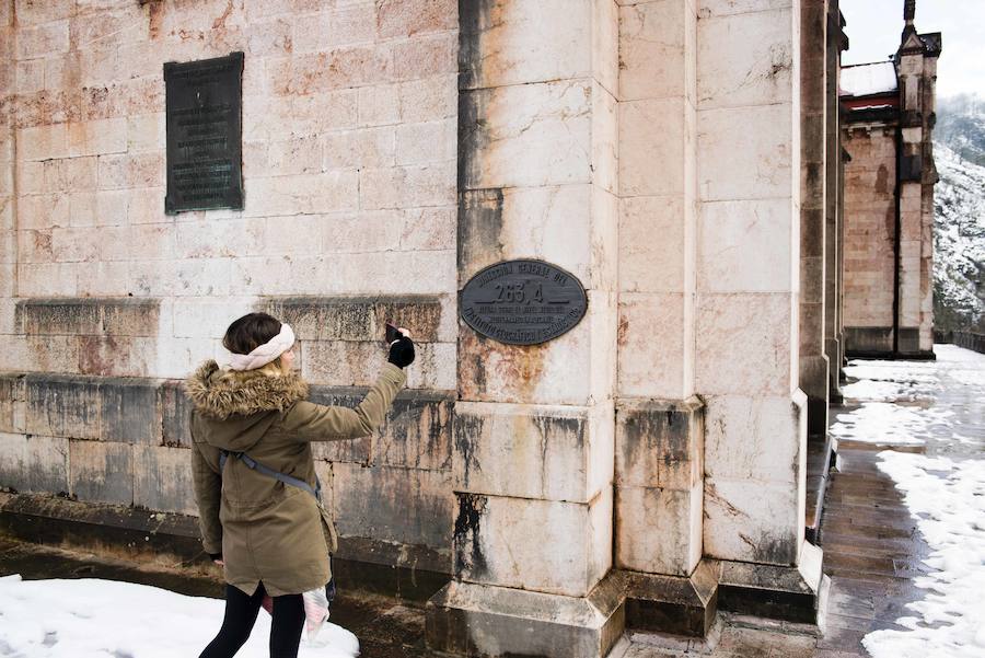 Las nevadas de los últimos días han llegado también hasta Covadonga que se ha cubierto de un manto blanco. Muchos turistas se han acercado hasta el Real Sitio para ver y fotografiar la estampa