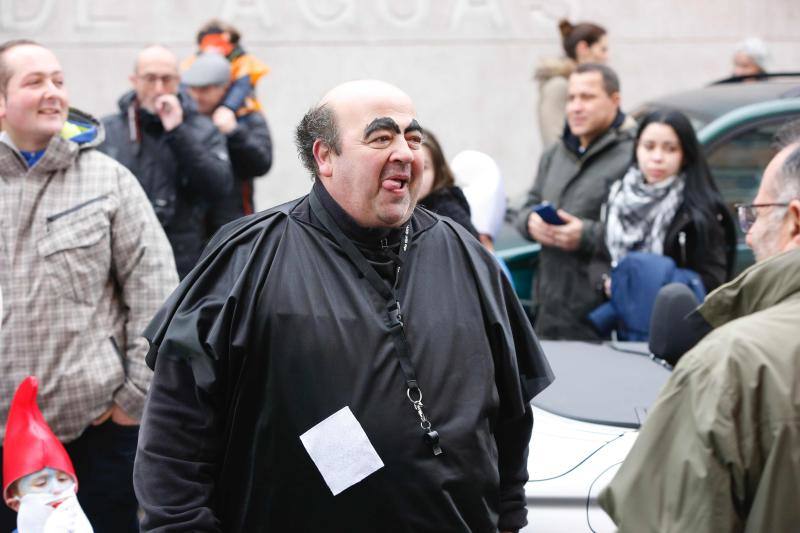 Pequeños y mayores del barrio gijonés salen a la calle con sus mejores disfraces, a pesar de la lluvia.