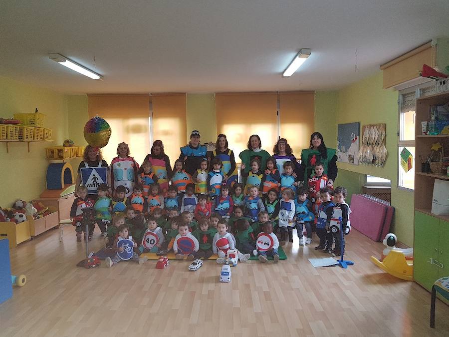 Varios colegios de Gijón han disfrutado hoy de la gran fiesta de Carnaval, entre ellos, la Escuela Infantil San Eutiquio, la Escuela Infantil de Roces y el centro Gloria Fuertes.