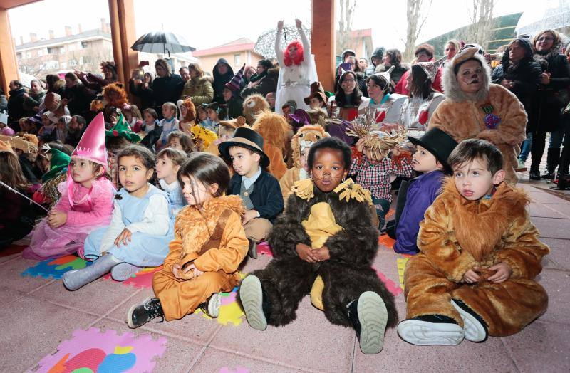 Varios colegios de Gijón han disfrutado hoy de la gran fiesta de Carnaval, entre ellos, la Escuela Infantil San Eutiquio y el centro Gloria Fuertes.