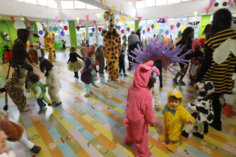 Varios colegios de Gijón han disfrutado hoy de la gran fiesta de Carnaval, entre ellos, la Escuela Infantil San Eutiquio y el centro Gloria Fuertes.