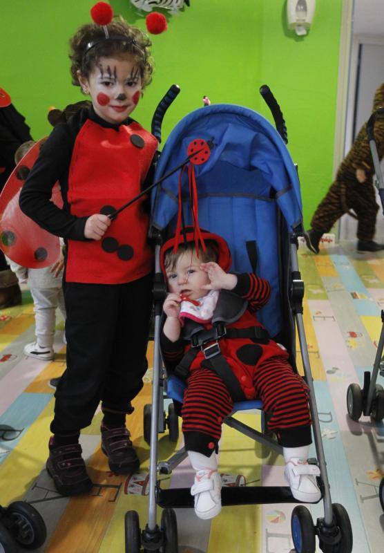 Varios colegios de Gijón han disfrutado hoy de la gran fiesta de Carnaval, entre ellos, la Escuela Infantil San Eutiquio y el centro Gloria Fuertes.
