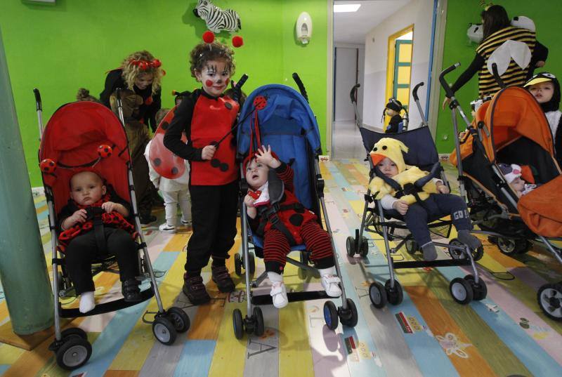 Varios colegios de Gijón han disfrutado hoy de la gran fiesta de Carnaval, entre ellos, la Escuela Infantil San Eutiquio y el centro Gloria Fuertes.