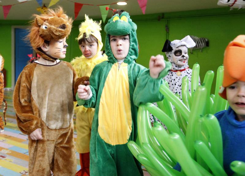 Varios colegios de Gijón han disfrutado hoy de la gran fiesta de Carnaval, entre ellos, la Escuela Infantil San Eutiquio y el centro Gloria Fuertes.
