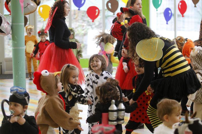 Varios colegios de Gijón han disfrutado hoy de la gran fiesta de Carnaval, entre ellos, la Escuela Infantil San Eutiquio y el centro Gloria Fuertes.