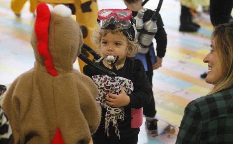 Varios colegios de Gijón han disfrutado hoy de la gran fiesta de Carnaval, entre ellos, la Escuela Infantil San Eutiquio y el centro Gloria Fuertes.