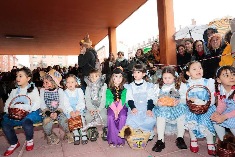 Varios colegios de Gijón han disfrutado hoy de la gran fiesta de Carnaval, entre ellos, la Escuela Infantil San Eutiquio y el centro Gloria Fuertes.