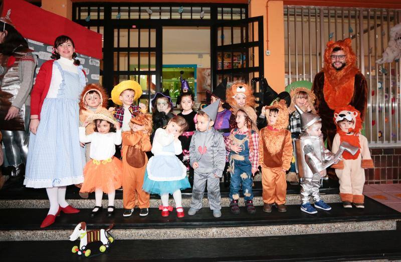 Varios colegios de Gijón han disfrutado hoy de la gran fiesta de Carnaval, entre ellos, la Escuela Infantil San Eutiquio y el centro Gloria Fuertes.