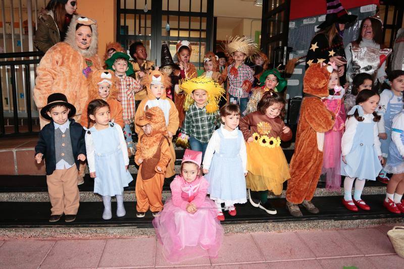Varios colegios de Gijón han disfrutado hoy de la gran fiesta de Carnaval, entre ellos, la Escuela Infantil San Eutiquio y el centro Gloria Fuertes.