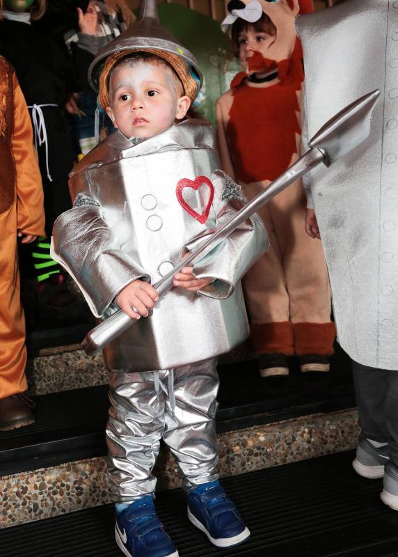 Varios colegios de Gijón han disfrutado hoy de la gran fiesta de Carnaval, entre ellos, la Escuela Infantil San Eutiquio y el centro Gloria Fuertes.
