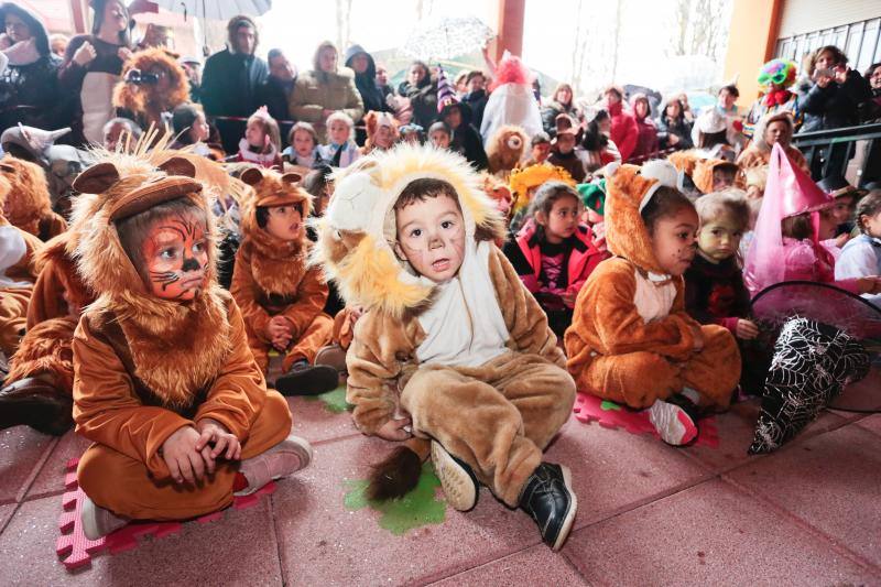 Varios colegios de Gijón han disfrutado hoy de la gran fiesta de Carnaval, entre ellos, la Escuela Infantil San Eutiquio y el centro Gloria Fuertes.