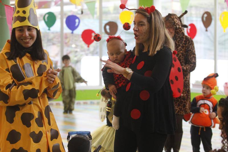 Varios colegios de Gijón han disfrutado hoy de la gran fiesta de Carnaval, entre ellos, la Escuela Infantil San Eutiquio y el centro Gloria Fuertes.