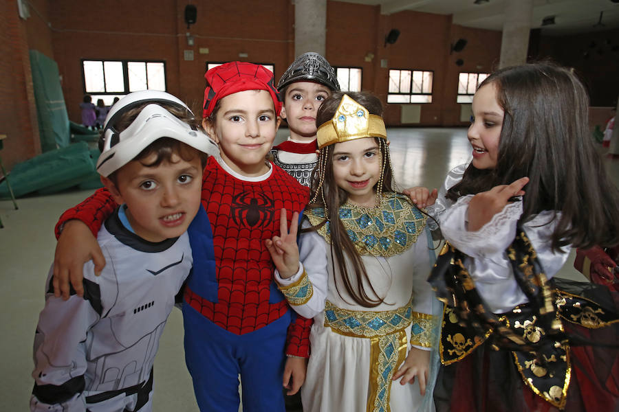 Varios colegios de Gijón han disfrutado hoy de la gran fiesta de Carnaval, entre ellos, la Escuela Infantil San Eutiquio, la Escuela Infantil de Roces y el centro Gloria Fuertes.