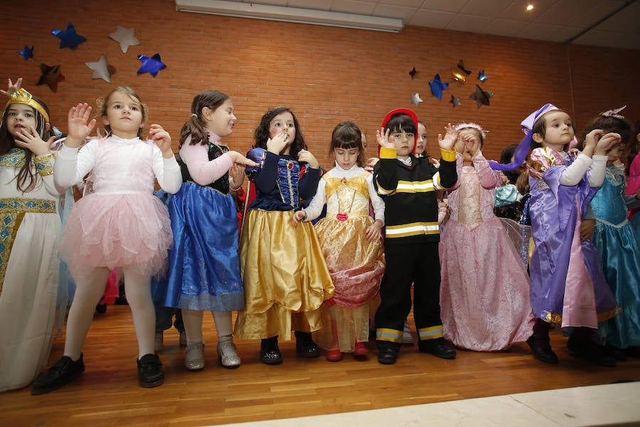 Varios colegios de Gijón han disfrutado hoy de la gran fiesta de Carnaval, entre ellos, la Escuela Infantil San Eutiquio, la Escuela Infantil de Roces y el centro Gloria Fuertes.
