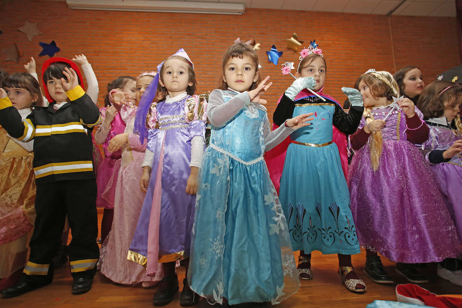 Varios colegios de Gijón han disfrutado hoy de la gran fiesta de Carnaval, entre ellos, la Escuela Infantil San Eutiquio, la Escuela Infantil de Roces y el centro Gloria Fuertes.