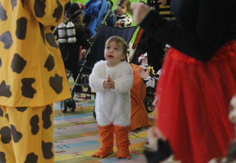 Varios colegios de Gijón han disfrutado hoy de la gran fiesta de Carnaval, entre ellos, la Escuela Infantil San Eutiquio y el centro Gloria Fuertes.