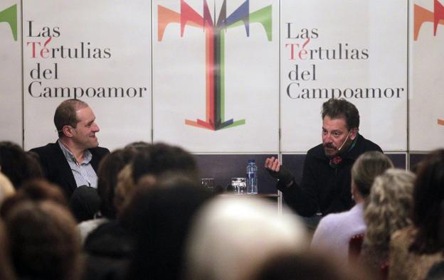 Iván de Santiago y Ray Loriga, ayer en el Campoamor. 