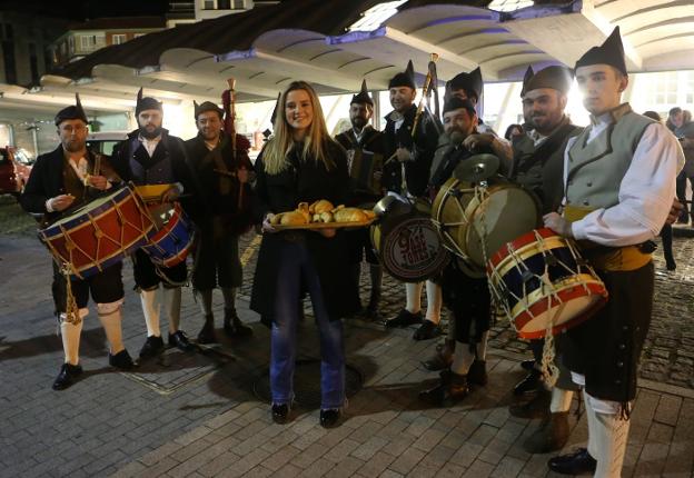 La reina de las fiestas, Alicia Cueva del Río, ofreció bollos de Comadres a los músicos que fueron a rondarla a casa, una tradición recuperada este año por Festejos. 