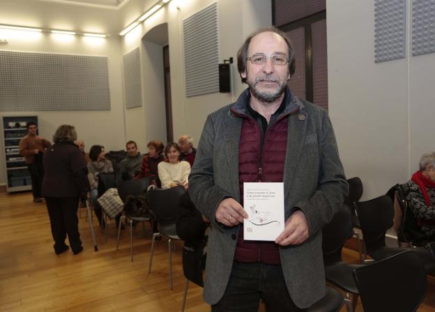 Javier Suárez posa con su libro. :: AURELIO FLÓREZ