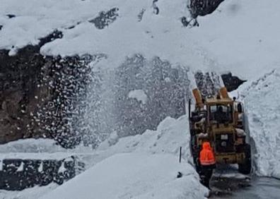 Imagen secundaria 1 - Imágenes del alud caído en Sotres.