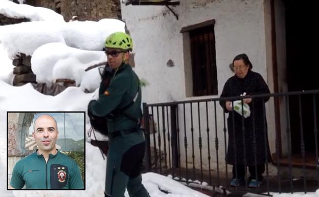 Los agentes del Greim que llevaron con esquís las medicinas a una vecina de Ponga: «Cuando vimos lo que venía, lo tuvimos claro»