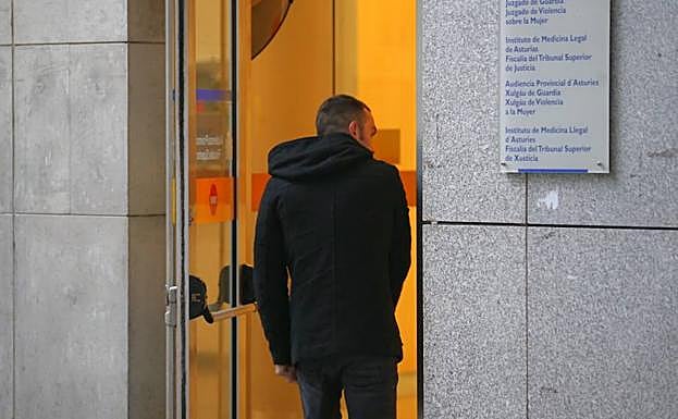 3.000 euros de multa por agredir a cuatro policías, dos guardias de seguridad, un médico y un taxista en Oviedo 