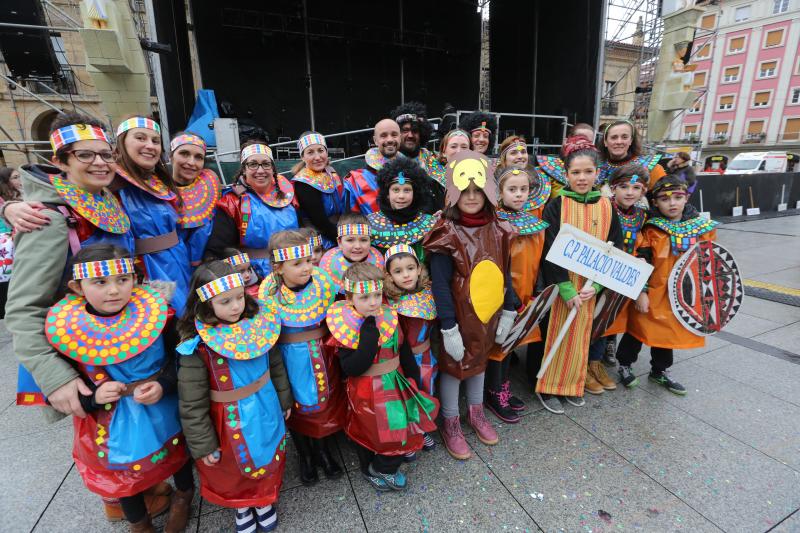 Los escolares de primaria han protagonizado un desfile desde la plaza de España hasta El Quirinal deslucido por la lluvia pero en el que se lo han pasado en grande.