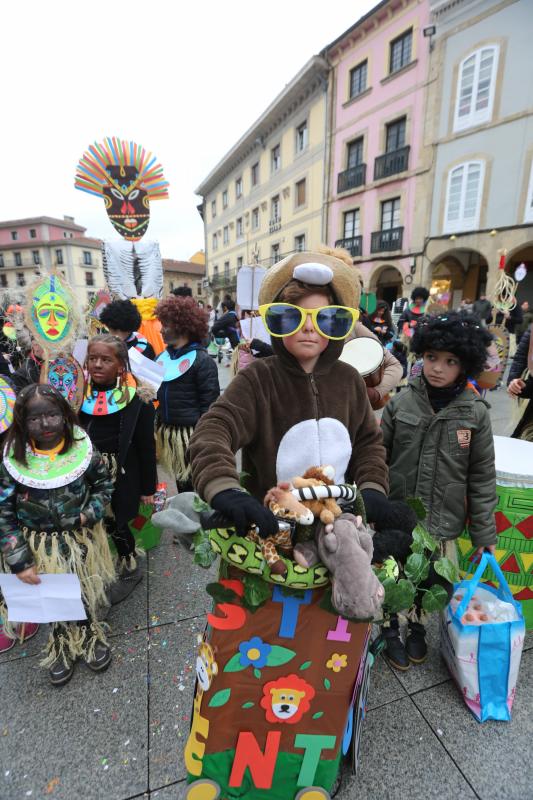 Los escolares de primaria han protagonizado un desfile desde la plaza de España hasta El Quirinal deslucido por la lluvia pero en el que se lo han pasado en grande.