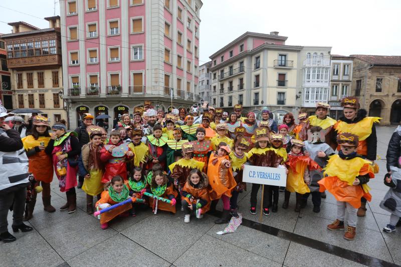 Los escolares de primaria han protagonizado un desfile desde la plaza de España hasta El Quirinal deslucido por la lluvia pero en el que se lo han pasado en grande.