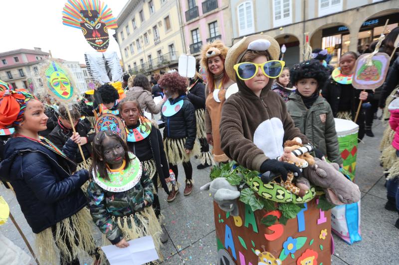 Los escolares de primaria han protagonizado un desfile desde la plaza de España hasta El Quirinal deslucido por la lluvia pero en el que se lo han pasado en grande.