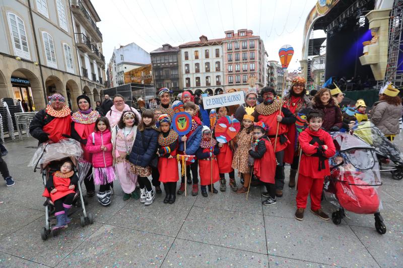 Los escolares de primaria han protagonizado un desfile desde la plaza de España hasta El Quirinal deslucido por la lluvia pero en el que se lo han pasado en grande.