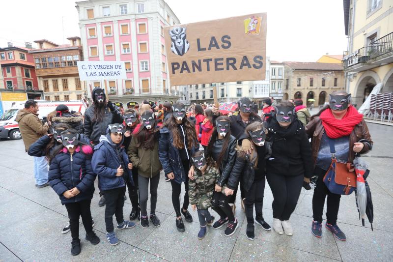 Los escolares de primaria han protagonizado un desfile desde la plaza de España hasta El Quirinal deslucido por la lluvia pero en el que se lo han pasado en grande.