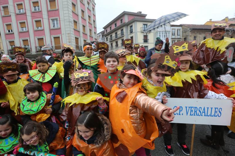 Los escolares de primaria han protagonizado un desfile desde la plaza de España hasta El Quirinal deslucido por la lluvia pero en el que se lo han pasado en grande.