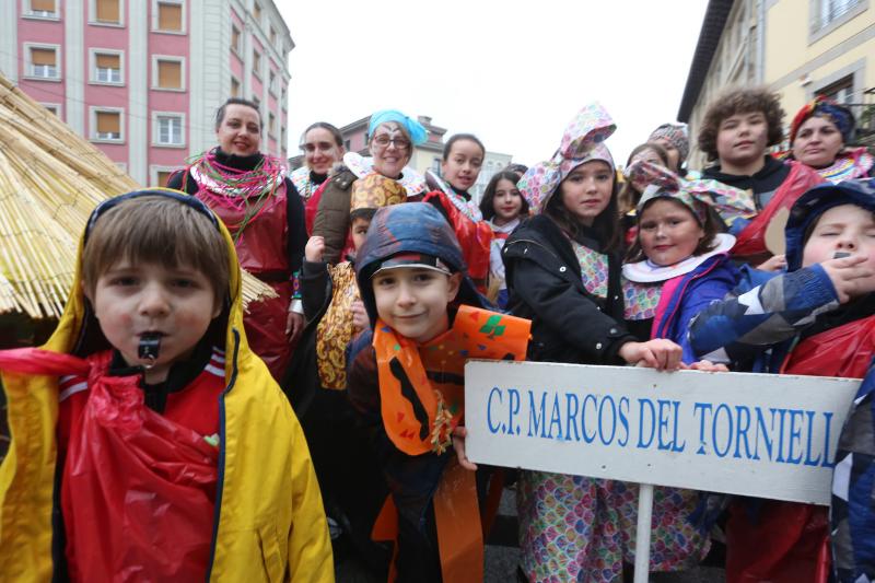 Los escolares de primaria han protagonizado un desfile desde la plaza de España hasta El Quirinal deslucido por la lluvia pero en el que se lo han pasado en grande.