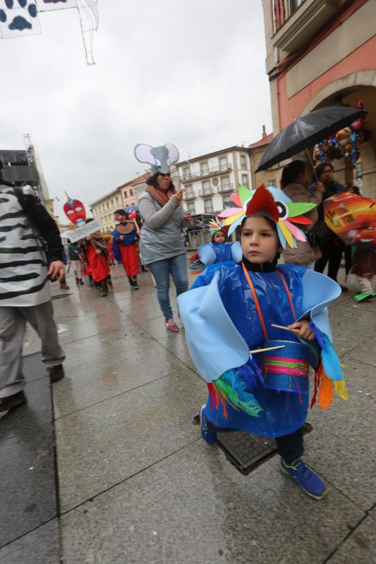 Los escolares de primaria han protagonizado un desfile desde la plaza de España hasta El Quirinal deslucido por la lluvia pero en el que se lo han pasado en grande.
