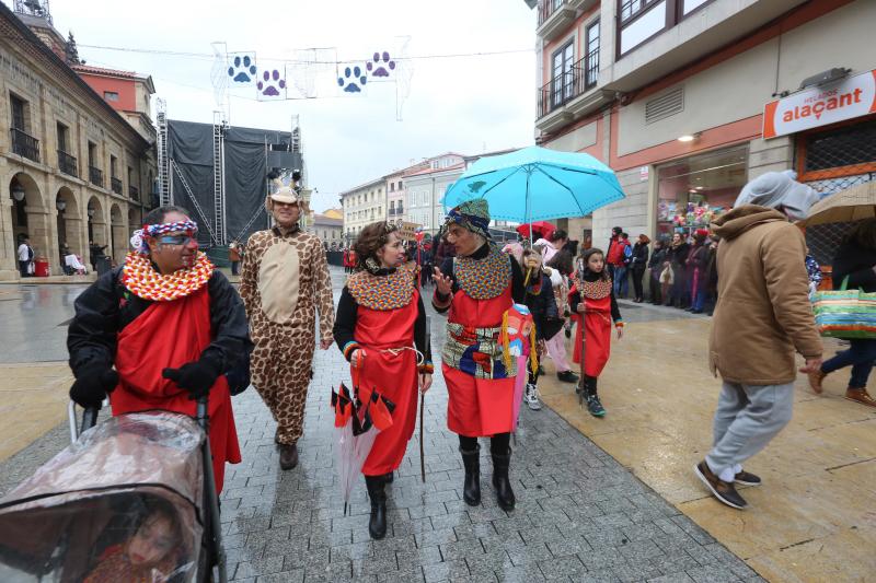 Los escolares de primaria han protagonizado un desfile desde la plaza de España hasta El Quirinal deslucido por la lluvia pero en el que se lo han pasado en grande.